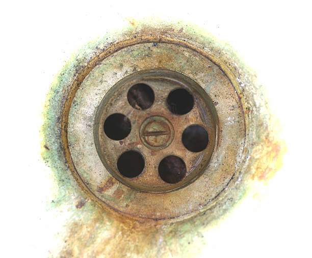 old rusty sink efflux Old drain in sink with rust obsolete old white sink bath tub plug stock pictures, royalty-free photos & images