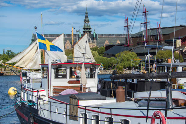 alte segelschiffe in den hafen, die gebäude des das vasa-museum und das nordische museum. - vasa museum stock-fotos und bilder