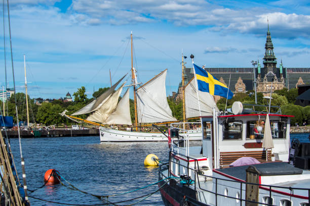alte segelschiffe in den hafen, die gebäude des das vasa-museum und das nordische museum. - vasa museum stock-fotos und bilder