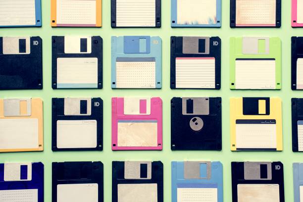 old-school-diskettenlaufwerk-datenspeicherung - datenspeicher diskette stock-fotos und bilder