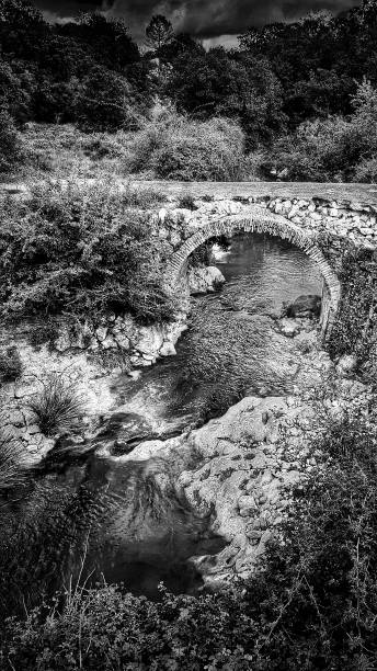 dramatik bir manzara içinde eski taş köprü. - laporta stok fotoğraflar ve resimler