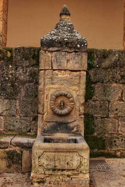 antigua fuente de piedra en la plaza mayor, alcaraz - alcaraz fotografías e imágenes de stock