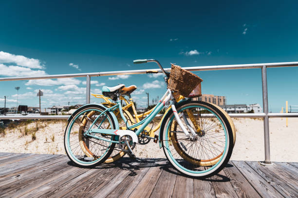 oude stijl fiets op nieuwe jersey shore boardwalk - fietsen strand stockfoto's en -beelden