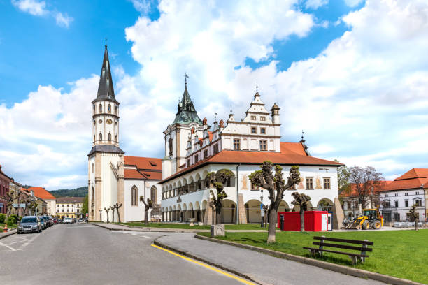 municipio storico e basilica di san giacomo sullo sfondo in piazza del maestro paolo a levoca - unesco (slovacchia) - jacobs foto e immagini stock