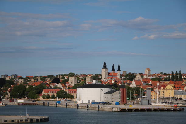 gamla stan i visby utsikt från en färja vid gotland, sverige - kalmar bildbanksfoton och bilder