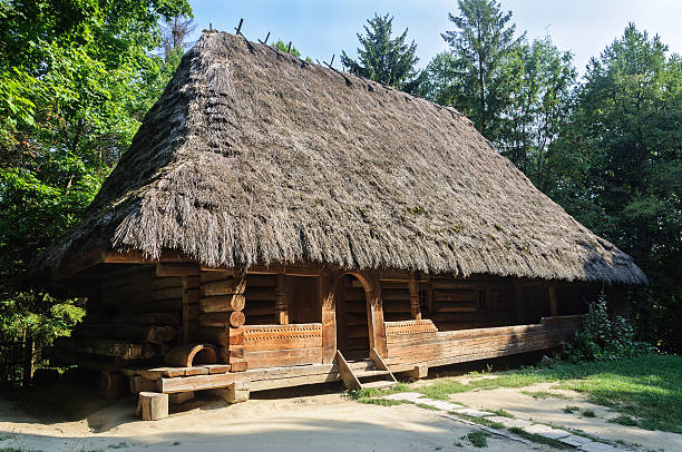 старый украинский аутентичный деревянный дом - shevchenko стоковые фото и изображения