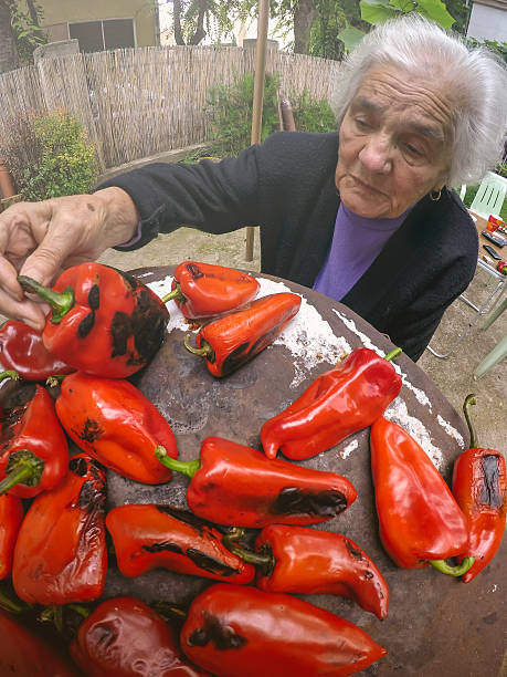 velha mulher em idade de pimentão fogão de chamas - idosos aquecedor imagens e fotografias de stock