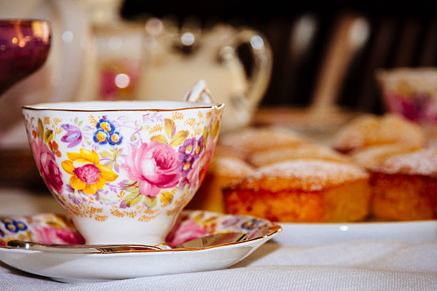 Fiesta del té a la antigua Taza de té y platillo vintage con pasteles y ambiente de tarde en taza y platillo de fondo fotografías e imágenes de stock