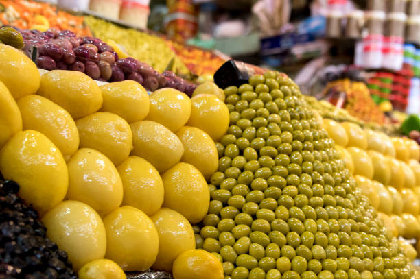 olive e limoni in un mercato di marrakech - asensio foto e immagini stock