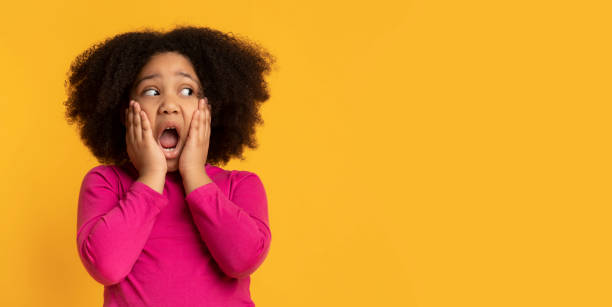 omg. porträtt av chockad liten flicka röra hennes ansikte i förvåning - omg girl bildbanksfoton och bilder