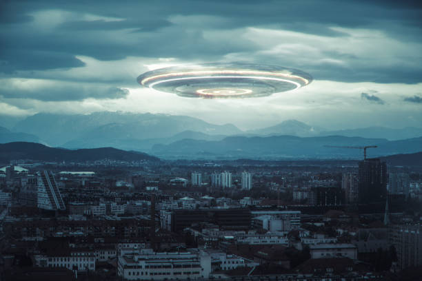 зловещий нло над городом - ufo стоковые фото и изображения