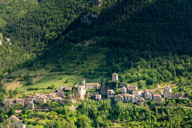 On the Pilgrimage way to Saint Guilhem le Desert The village of Peyreleau is located at the confluence of the Tarn river and La Jonte river gorges du tarn stock pictures, royalty-free photos & images