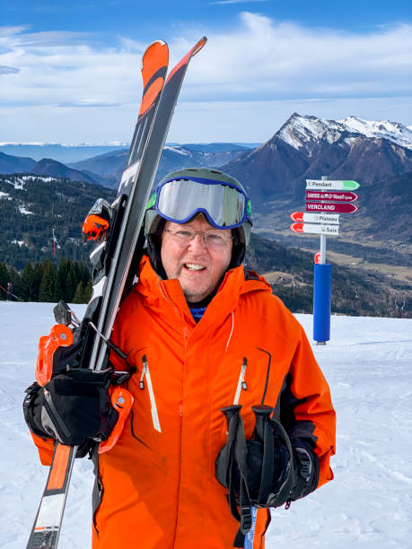 op top van de wereld - posing with ski stockfoto's en -beelden