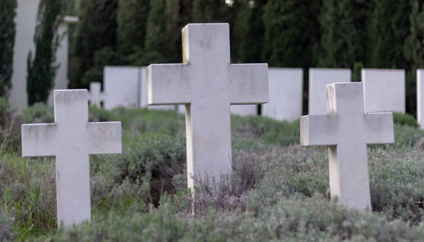 один большой крест и 2 более малых одни маркируют неизвестную могилу к павшим немецким воинам мировой войны 2. общественное кладбище в сплит - colleville стоковые фото и изображения