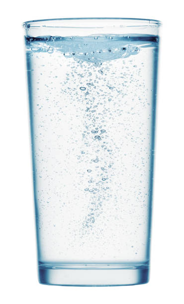白い背景に輝く水の1杯、孤立した物体 - 炭酸 ストックフォトと画像