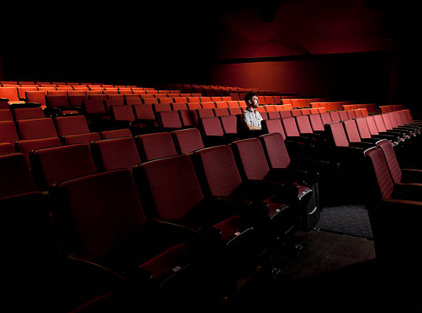 ein mann in einem leeren kino - ein mann allein stock-fotos und bilder