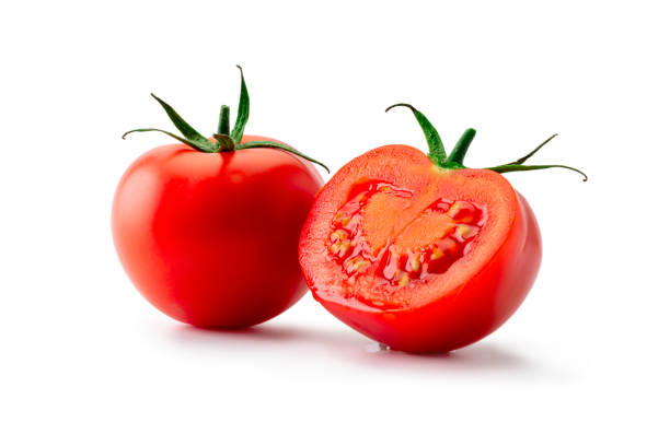une tomate avec une tomate tranchée. - tomates photos et images de collection
