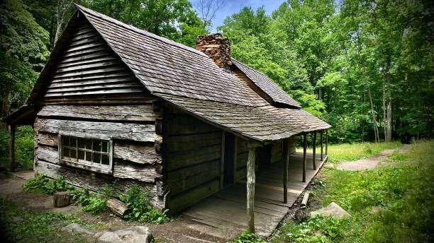 one weathered relic log cabin farmhouse hiking at the great smoky mountain national park - gatlinburg, tn - usa samuel howell stock pictures, royalty-free photos & images