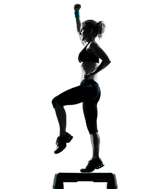 uma mulher exercitar aeróbica step - steps imagens e fotografias de stock
