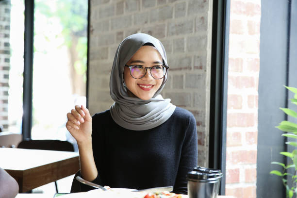 カフェと笑顔で 1 つの女性の注文 - business malaysia ストックフォトと画像