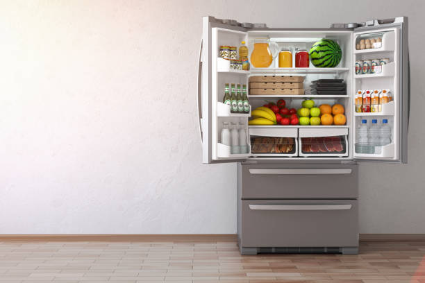 open koelkast vol met eten in het lege keuken interieur van de koelkast. - fridge stockfoto's en -beelden