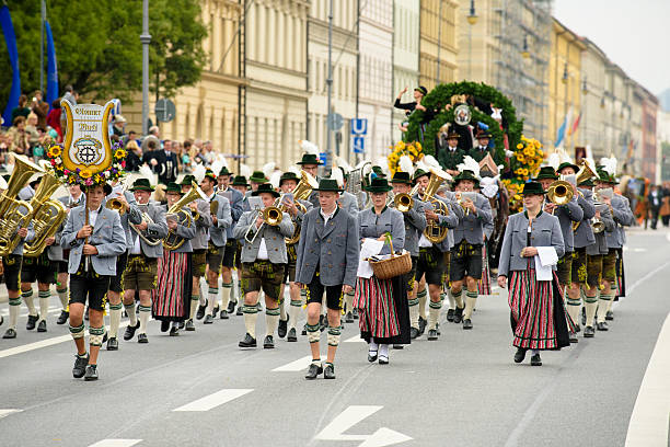 eröffnung parade des oktoberfests in münchen - oktoberfest stock-fotos und bilder