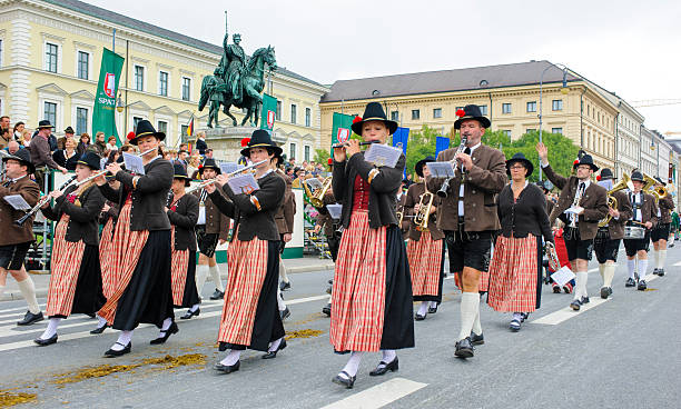 eröffnung parade des oktoberfests in münchen - oktoberfest stock-fotos und bilder