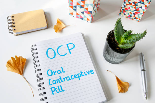 pilule contraceptive de ocp écrit en ordinateur portable - pilule du lendemain photos et images de collection