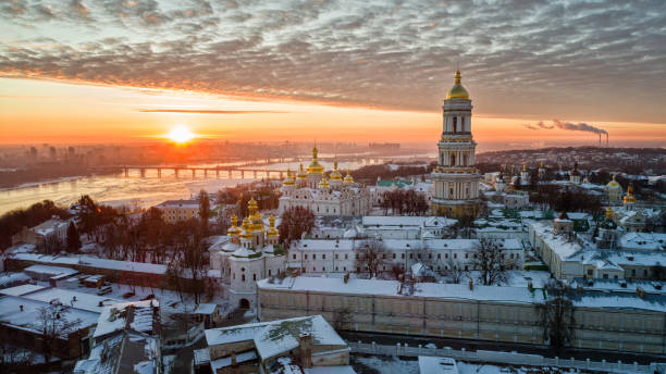 оранжевый закат и облачность над городским пейзажем киев, украина, европа - ukraine стоковые фото и изображения