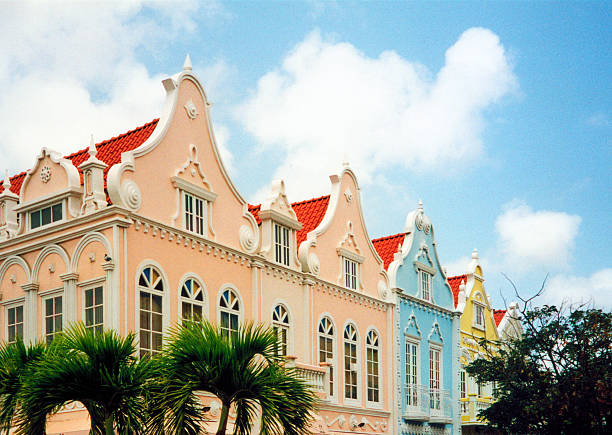 oranjestad, аруба: голландский архитектура в колониальном стиле - аруба стоковые фото и изображения
