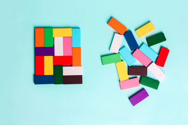 orde en chaos. chaotische ongeorganiseerde gekleurde domino en besteld. - ordenen stockfoto's en -beelden