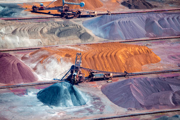 ore and conveyor belt aerial - maden stok fotoğraflar ve resimler