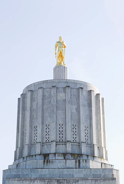 Oregon State Capitol Building Oregon State Capitol Building in Salem, Oregon. oregon state capitol stock pictures, royalty-free photos & images