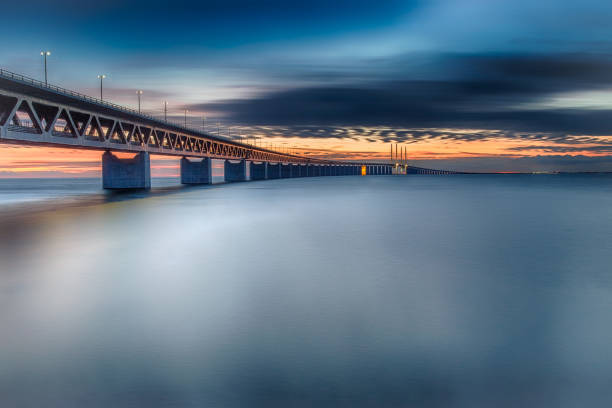 oresund bridge at sunset - malmo imagens e fotografias de stock