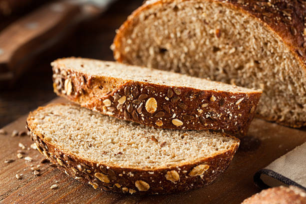 organic homemade whole wheat bread - brood stockfoto's en -beelden