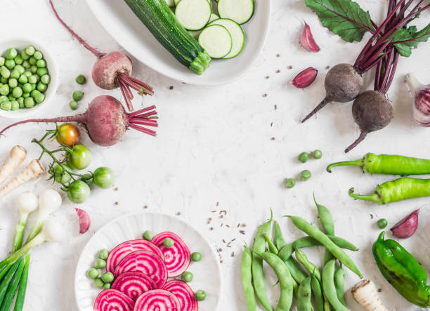 흰색 바탕에 유기 보라색과 녹색 야채. 재료를 해독. 건강, 채식 음식 개념입니다. 상위 뷰, 텍스트에 대 한 여유 공간입니다. 평면 배치 - 브라시카 라파 뉴스 사진 이미지