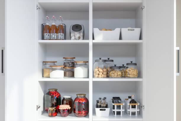 georganiseerde pantry-items met verscheidenheid aan niet-verwaarloosbare voedsel nietjes en geconserveerd voedsel in potten op keukenplank. - kasten stockfoto's en -beelden