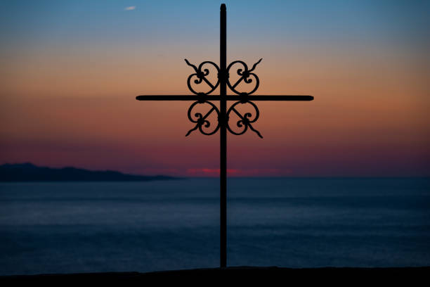 croix de métal ornée contre un magnifique coucher de soleil .concept de crucifixion et de sacrifice - good friday photos et images de collection