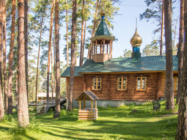 orthodoxe holzkirche in pinienwald, altai, russland. - altai naturschutzgebiet stock-fotos und bilder