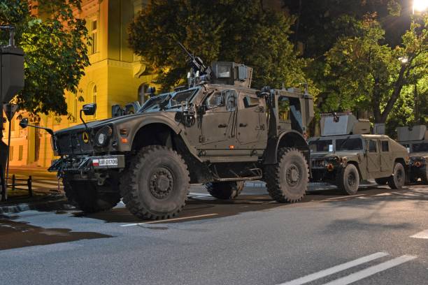 奧什科什和悍馬軍車停在大街上 - 防地雷反伏擊車 個照片及圖片檔