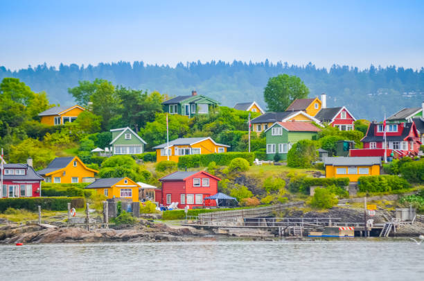 oslo case colorate sul fiordo - oslo foto e immagini stock