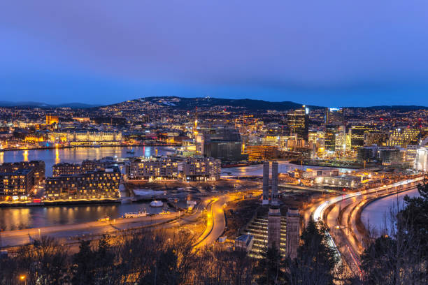 비즈니스 지구 및 bercode 프로젝트, 오슬로 노르웨이에서 오슬로 밤 공중 보기 시 스카이 라인 - oslo 뉴스 사진 이미지