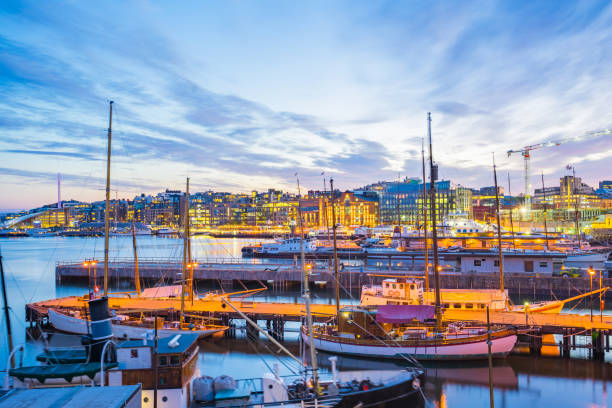 用小船和遊艇在黃昏時分在挪威的奧斯陸港口 - oslo 個照片及圖片檔