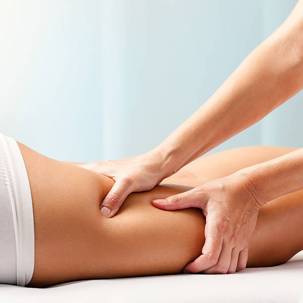 osteopathische oberschenkel massage. - masseur stock-fotos und bilder
