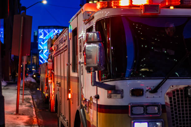 ottawa fire services responde con dos motores - public service fotografías e imágenes de stock