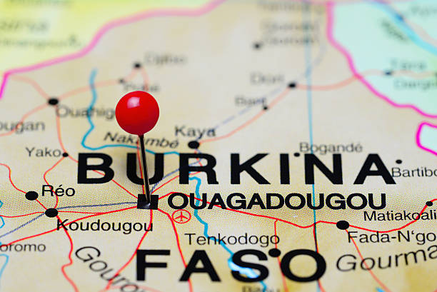 ouagadougou coincé sur une carte de l'afrique - burkina faso photos et images de collection