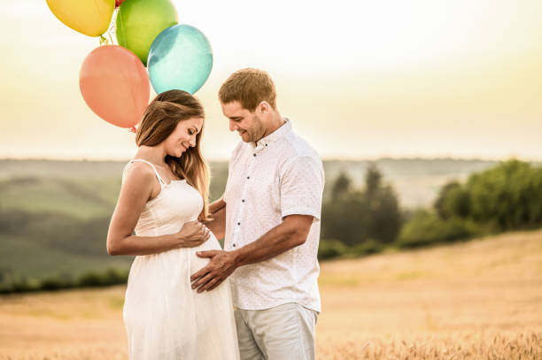 ons leven, onze toekomst. - pregnant couple outside stockfoto's en -beelden