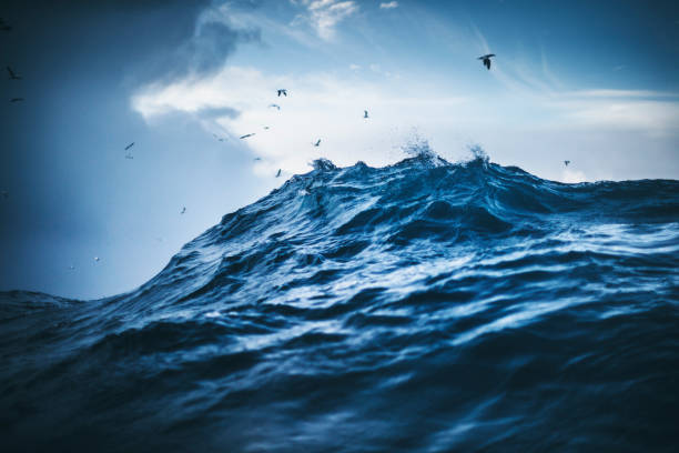 in een ruwe noordzee - atlantische oceaan stockfoto's en -beelden