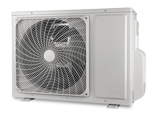 outdoor warmtepomp technologie compressoreenheid van een airconditioner mini split ac condition systeem geïsoleerd witte achtergrond - warmtepomp stockfoto's en -beelden