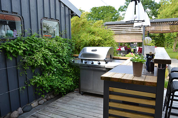 outdoor kitchen with a stainless gas grill - buiten keuken stockfoto's en -beelden